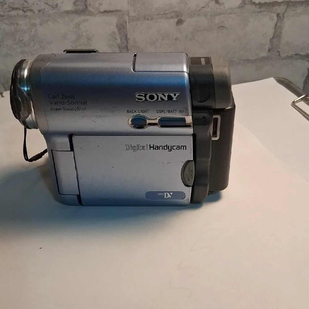 Sony Silver and Carl Zeiss Vario- Sonnar digitalHandycam